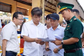 El vicepresidente del Comité Popular de Quang Ngai, Do Tam Hien (segundo desde la izquierda), inspecciona las labores de prevención y control de la pesca ilegal, no declarada y no reglamentada (IUU) en el puerto pesquero de My A, barrio de Tra Cau. (Fuente: VNA)