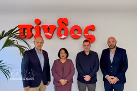 La embajadora de Vietnam, Pham Thi Thu Huong, visita y mantiene encuentros de trabajo con representantes de las principales empresas griegas de procesamiento de alimentos: Nitsiakos y Pindos. (Fuente: VNA)