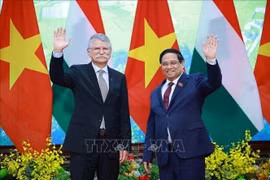 El primer ministro de Vietnam, Pham Minh Chinh, se reúne con el presidente de la Asamblea Nacional de Hungría, Kover Laszlo. (Fuente: VNA)