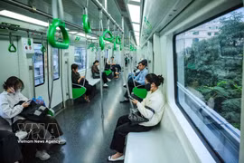 Turistas en el tren elevado de Hanoi. (Foto: VNA)