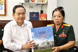 El presidente de la Asamblea Nacional de Vietnam, Tran Thanh Man, visitó y entregó obsequios a la Heroína de Fuerzas Armadas Populares de Vietnam Nguyen Thi Van. (Fuente: VNA)