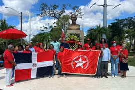 Representantes del Movimiento Izquierda Unida (MIU) ofrece flores en la estatua del Presidente Ho Chi Minh en la plaza que lleva su nombre en la ciudad de Santo Domingo Este, provincia Santo Domingo. (Foto: VNA)