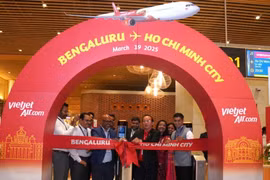 Gerentes de la aerolínea vietnamita Vietjet realizan la ceremonia de apertura de la ruta Ciudad Ho Chi Minh - Bangalore. (Fuente: VNA)