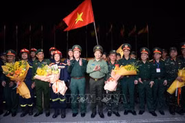 El teniente general Vu Hai San, viceministro de Defensa y el teniente general Le Van Tuyen, viceministro de Seguridad Pública dieron la bienvenida a las fuerzas de rescate por completar su misión internacional y regresar de Myanmar. (Fuente: VNA)