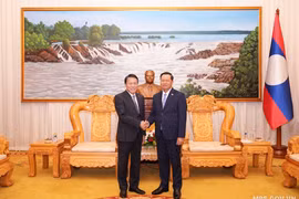 El ministro de Seguridad Pública de Vietnam, general Luong Tam Quang, se reúne con su homólogo laosiano, coronel general Vanthong Kongmany. (Fuente: bocongan.gov.vn)