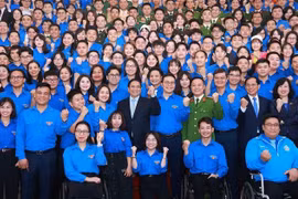 El primer ministro Pham Minh Chinh y los jóvenes. (Fuente: VNA)