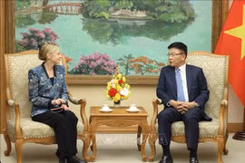 El viceprimer ministro vietnamita Le Thanh Long recibe a la vicepresidenta de Políticas Públicas Globales del grupo Amazon, Susan Pointer. (Fuente: VNA)