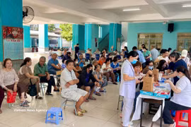 La gente espera su turno para el chequeo médico en el barrio de Tan Binh. (Fuente: VNA)
