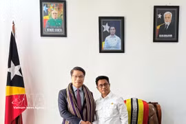 El viceprimer ministro y ministro coordinador de Asuntos Sociales y ministro de Desarrollo Rural y Vivienda Comunitaria de Timor Leste, Mariano Assanami Sabino Lopes, recibe al encargado de negocios de Vietnam en Dili, Pham Binh Dam. (Fuente: VNA)