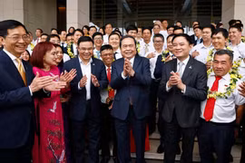 El presidente de la Asamblea Nacional de Vietnam, Tran Thanh Man, con representantes del Grupo Nacional de Industria y Energía de Vietnam. (Fuente: VNA)