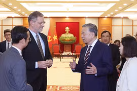 El secretario general del Comité Central del Partido Comunista de Vietnam, To Lam, recibió en Hanoi al embajador de Francia en el país, Olivier Brochet. (Fuente: VNA)
