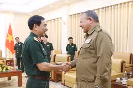 El general Phan Van Giang, ministro de Defensa de Vietnam, recibe al general de división Víctor Leonardo Rojo Ramos, jefe de la Dirección Política del Ministerio de las Fuerzas Armadas Revolucionarias de Cuba. (Fuente: VNA)