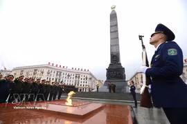 El general Nguyen Trong Nghia deposita una ofrenda floral en el Monumento a la Victoria en Minsk, Bielorrusia. (Fuente: VNA)