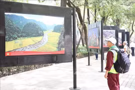 Habitantes de Ciudad de México observan fotografías de la exposición. (Fuente: VNA)