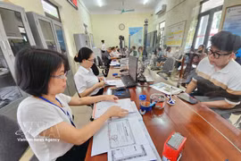 Personas realizantrámites administrativos en el Centro de Servicios Administrativos Públicos de la comuna de Thien Loc (Hanoi). (Fuente: VNA)