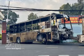El autobús de pasajeros calcinado fue retirado para ser investigado. (Fuente: VNA)