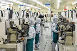 La moderna línea de producción de la empresa Hana Micron Vina Co., Ltd. -una empresa con inversión 100 % surcoreana- en el Parque Industrial Van Trung, en la provincia de Bac Ninh (Fuente: VNA)