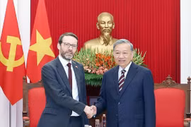 El secretario general del Partido Comunista de Vietnam (PCV), To Lam, recibe al embajador de Reino Unido en el país, Iain Frew, el 17 de octubre. (Fuente: VNA)