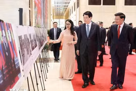El presidente vietnamita Luong Cuong, junto con el secretario general del Partido Popular Revolucionario y presidente de Laos, Thongloun Sisoulith, en el evento. (Fuente: VNA)