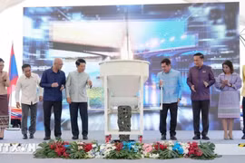 Los viceprimeros ministros de Laos y Tailandia y delegados en el evento. (Fuente: VNA)