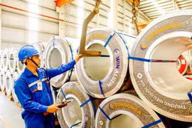 Trabajadores de la fábrica Ron Dong A revisan las bobinas de acero para garantizar la trazabilidad completa de la información del envío. (Fuente: www.sggp.org.vn)