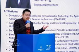 El profesor Tan Jian Ping, director del Centro Stargaze de Investigación sobre Agricultura Sostenible de la Universidad XMUM, habla en el evento. (Fuente: VNA)