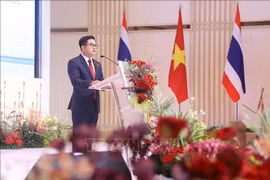 El cónsul general de Vietnam en Khon Kaen, Dinh Hoang Linh, habla en el evento. (Fuente: VNA)