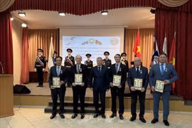 Otorgan medallas conmemorativas a los individuos que han realizado importantes contribuciones al fortalecimiento de las relaciones entre Vietnam y Rusia. (Fuente: VNA)