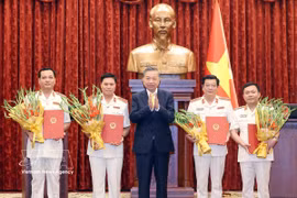 El secretario general del Partido Comunista de Vietnam y presidente del país, To Lam, entrega la decisión a los funcionarios. (Fuente: VNA)