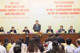 El secretario general y jefe de la Oficina de la Asamblea Nacional, Le Quang Manh, preside la conferencia de prensa. (Foto: VNA)