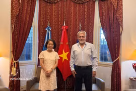 La embajadora de Vietnam en Argentina, Ngo Minh Nguyet, y el presidente de la Confederación Latinoamericana y del Caribe de Trabajadores Estatales (CLATE), Julio Fuentes. (Fuente: VNA)
