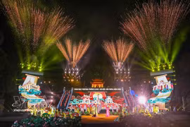 Una espectacular actuación artística combinada con fuegos artificiales durante el evento. (Foto: VNA)