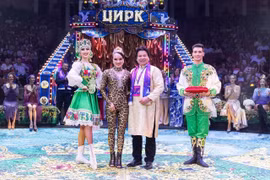 Otorgan la medalla de bronce a la artista Luu Thi Huong por su actuación. (Foto: LDXVN)