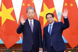 El primer ministro de Vietnam, Pham Minh Chinh, y el miembro del Comité Permanente del Buró Político y presidente del Comité Permanente de la Asamblea Popular Nacional de China, Zhao Leji. (Fuente: VNA)