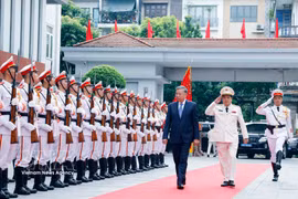 El secretario general del Partido y presidente del Estado, To Lam, pasa revista a la guardia de honor de la Seguridad Pública Popular. (Foto: VNA) 