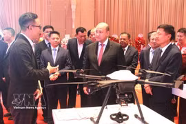 El viceprimer ministro y ministro de Función Pública de Camboya, Hun Many (en el centro), en el evento. (Foto: VNA)
