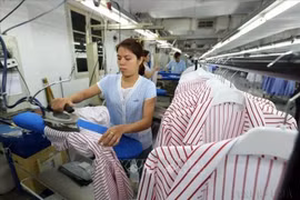 Línea de producción de prendas de vestir para exportación en la empresa Van Laack ASIA Co., Ltd., con inversión de Alemania, en el Parque Industrial Ngoc Hoi (Hanoi). (Foto: VNA)