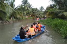 Los turistas experimentan el canotaje en el río en la granja de cabras turísticas Dong Nghi, provincia sureña de (Tien Giang. (Fuente: VNA)