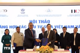 Representantes de la Cámara de Comercio de la India (ICC) y la Asociación Empresarial de Ciudad Ho Chi Minh (HUBA) firmaron un acuerdo de cooperación en el evento. (Fuente: VNA)
