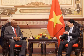 El presidente de Vietnam, Luong Cuong, recibe al vicepresidente de Cuba, Salvador Vladés Mesa. (Fuente: VNA)