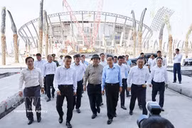 El presidente de la Asamblea Nacional de Vietnam, Tran Thanh Man, y delegados inspeccionan el proyecto del Centro de Convenciones y Exhibiciones del APEC. (Fuente: VNA)