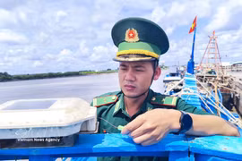 El mayor Phan Minh Vuong, jefe del Puesto de Control de la Guardia Fronteriza de Ganh Hao (dependiente de la Guardia Fronteriza de la provincia de Ca Mau), inspecciona personalmente el Sistema de Monitoreo de Buque (VMS) en un barco pesquero. (Foto: VNA)