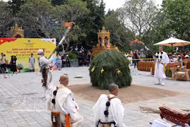 Rituales durante la ceremonia de purificación por fuego (Saito Ogomaku). (Foto: VNA)