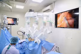 Gracias a la cirugía laparoscópica asistida por robot, los médicos llevan a cabo con éxito una operación compleja. (Foto: VNA)