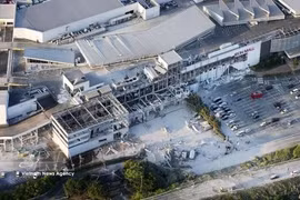 Daños después de un terremoto en el centro comercial Aeon Mall en la prefectura de Kumamoto, Japón, el 28 de julio de 2026. (Foto: Kyodo/VNA)