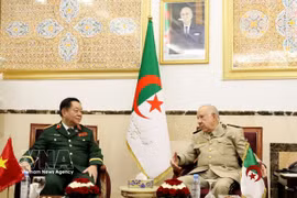 El general Said Chengriha, ministro delegado ante el ministro de Defensa y jefe del Estado Mayor del Ejército Nacional Popular de Argelia, se reúne con el general Nguyen Trong Nghia, miembro del Buró Político, secretario del Comité Central del Partido, miembro permanente de la Comisión Militar Central y jefe del Departamento General de Política del Ejército Popular de Vietnam. (Fuente: VNA)