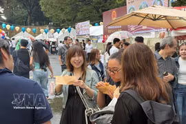 Comensales japoneses disfrutan con entusiasmo del banh mi vietnamita. (Fuente: VNA)