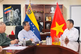 El embajador de Vietnam en Venezuela, Vu Trung My, conversa con Gerardo Márquez, gobernador del Estado Trujillo. (Fuente: VNA)