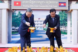 El secretario general del Partido Comunista de Vietnam, To Lam, y el presidente del Partido Popular de Camboya, Samdech Techo Hun Sen enla ceremonia de colocación de la primera piedra de la Escuela de la Amistad Camboya-Vietnam. (Foto: VNA)