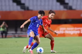 Una jugada entre las futbolistas de ambos equipos. (Fuente:thanhnien.vn.)